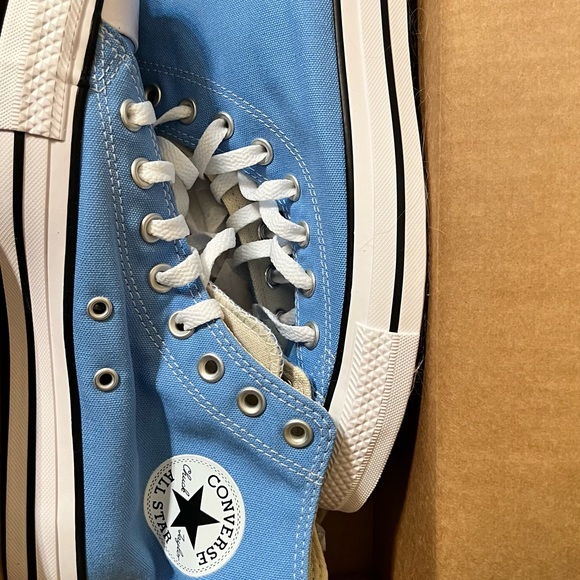 CONVERSE CHUCK TAYLOR HI TOP SNEAKERS NWT AND BOX SIZE 9.5 - Picture 6 of 6